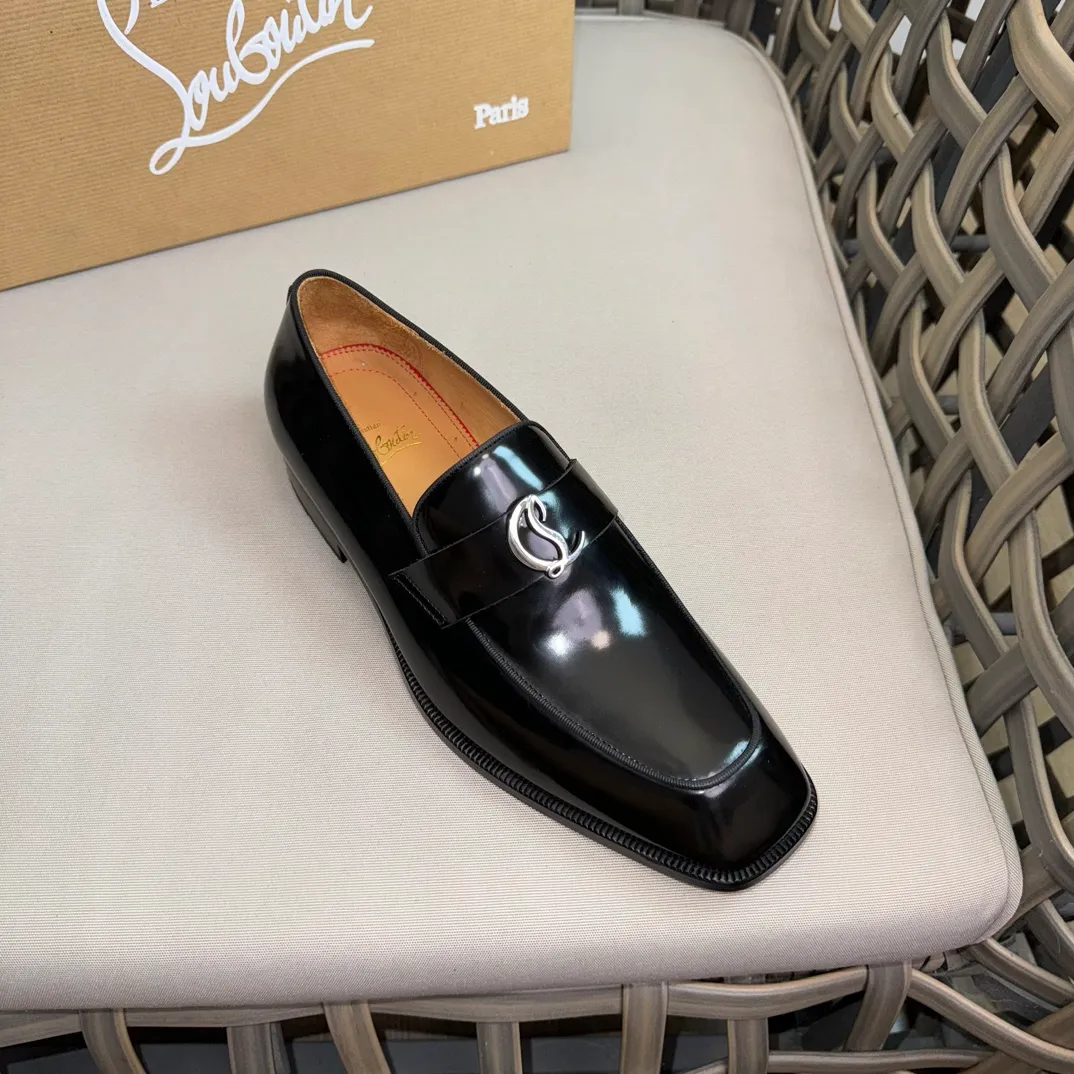 [CL red-soled shoes] Top P: 1020💰 Size 39-44 (⚠️38.45.46 custom-made, non-refundable and non-exchangeable) 🆑High-end men's business formal leather shoes, classic red-soled shoes | Fabric: Original imported first-layer cowhide, iconic rivet decoration | Lining: water-dyed cowhide lining Outsole: red cowhide outsole imported from Italy Brand: Christia*.Loubouti* 🆑 High-end men's business dress shoes | classic red soled shoes | Upper: original imported first layer cowhide iconic rivet decoration | Linning: Water dyed cow skin inner Outsole: red cowhide outsole imported from Italy Size: 39-44 (38.45.46 customized) Brand: Christia*.Loubouti*